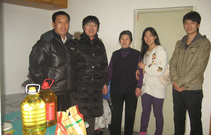 北(běi)京中隧給勁松街(jiē)道(dào)所轄社會(huì)貧困家(jiā)庭送溫暖
