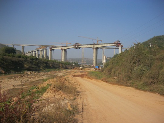 城(chéng)川河(hé)特大(dà)橋連續梁勝利合攏
